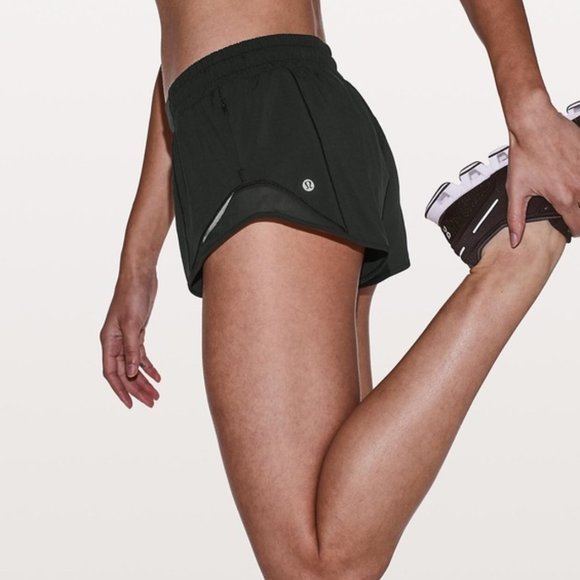 lululemon athletica Pants - Lululemon Hotty Hot Short II 2.5" Size 4